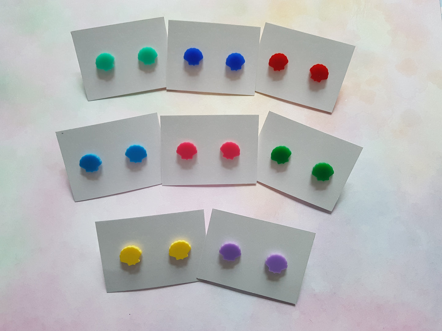 Cute Seashell Stud Earrings - Tiny Acrylic Silver Plated Earrings for Tropical Vibes, Kawaii Fans & Summer Fun