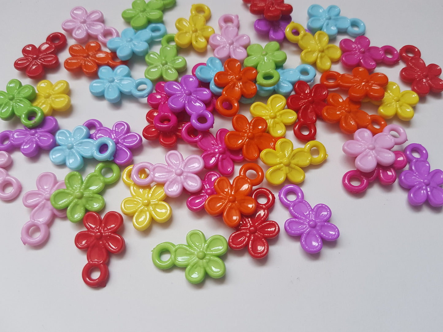 50 x Mixed Colour Acrylic Flower Pendants | 19.5mm DIY Jewellery Charms for Necklaces, Bracelets & Craft Projects