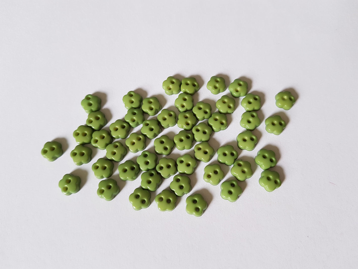 6mm flower buttons - green