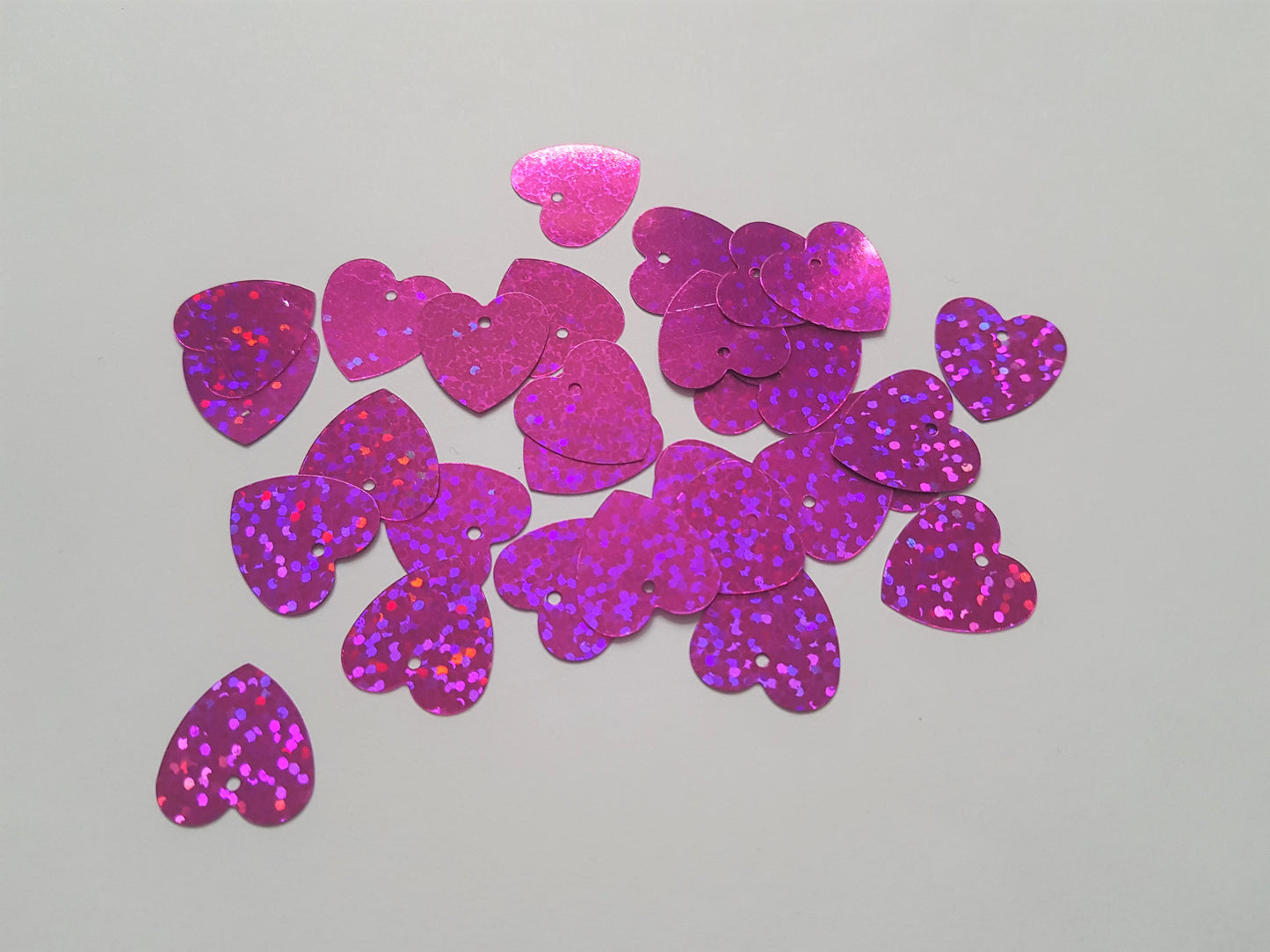 30 x Holographic Heart Sequins | 17mm PVC Craft Embellishments for Sewing, Scrapbooking & Decoration