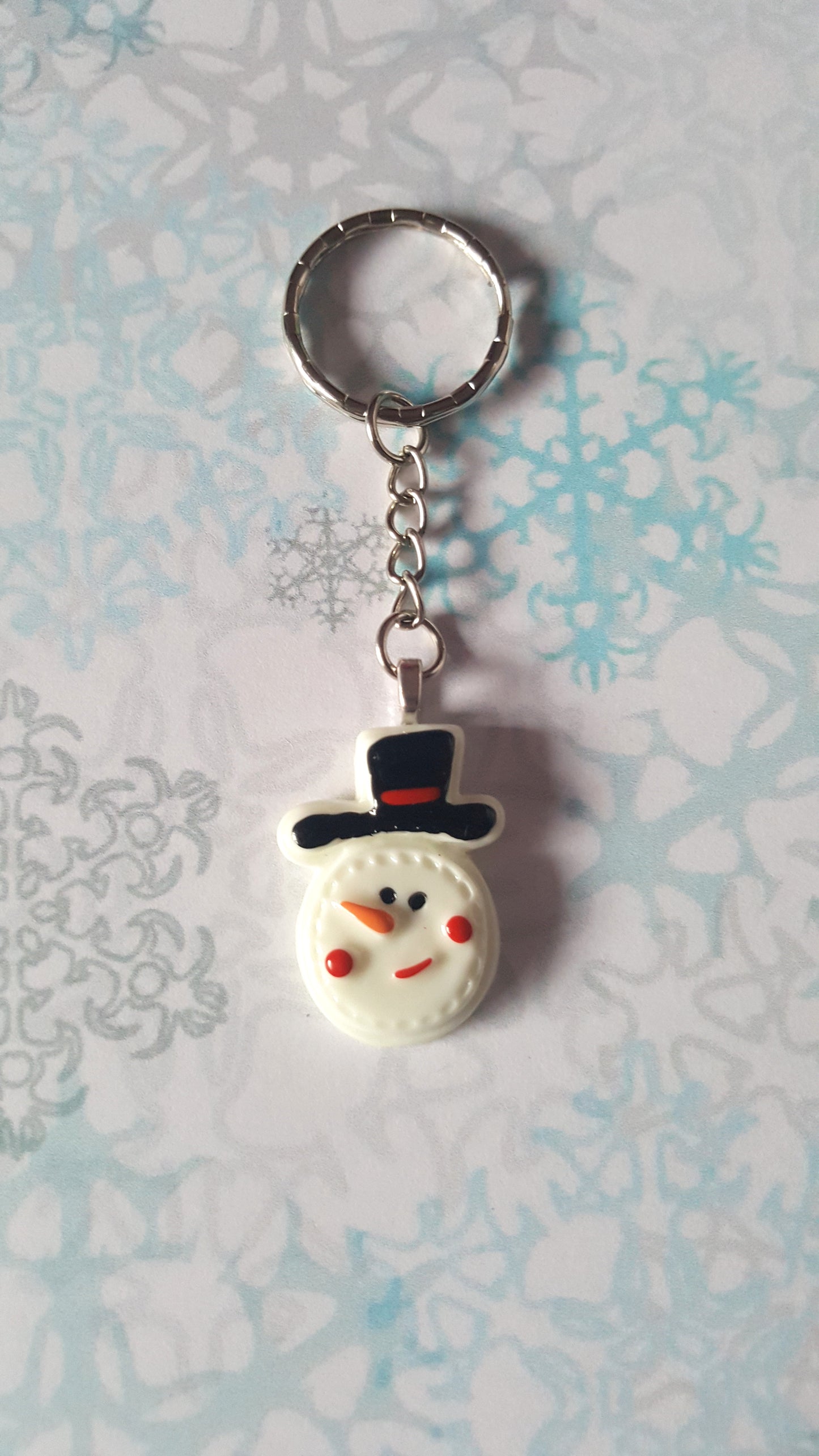 Snowman Face Keyring – Festive Resin Flatback Pendant on Silver Tone Split Ring | Christmas Accessory Gift