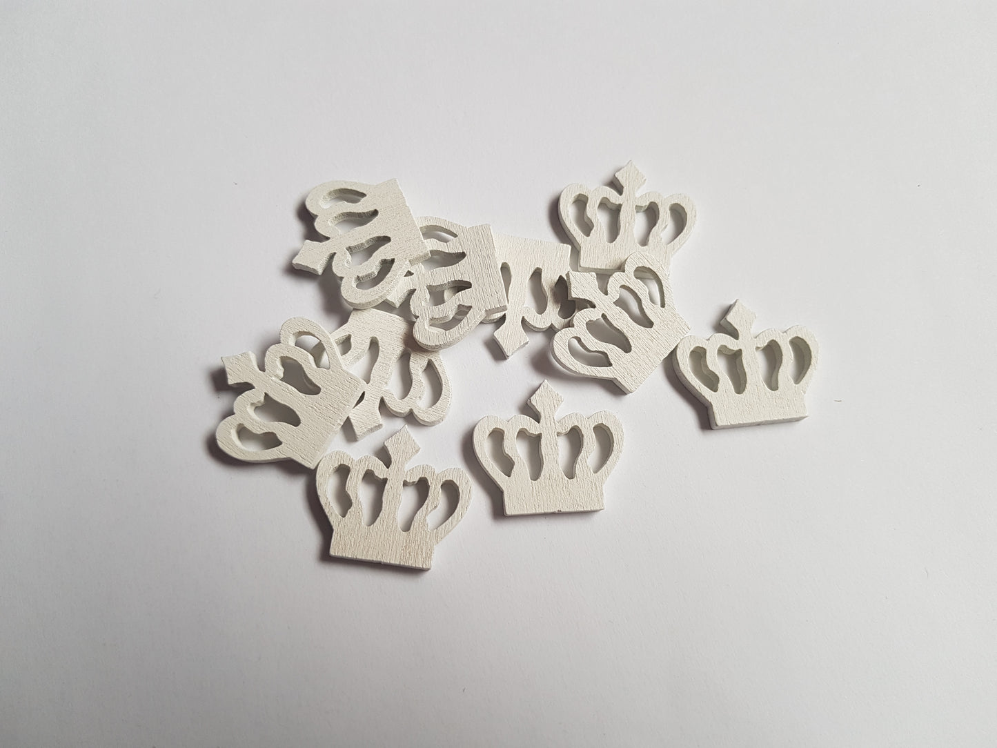 23mm wooden crown shapes - white