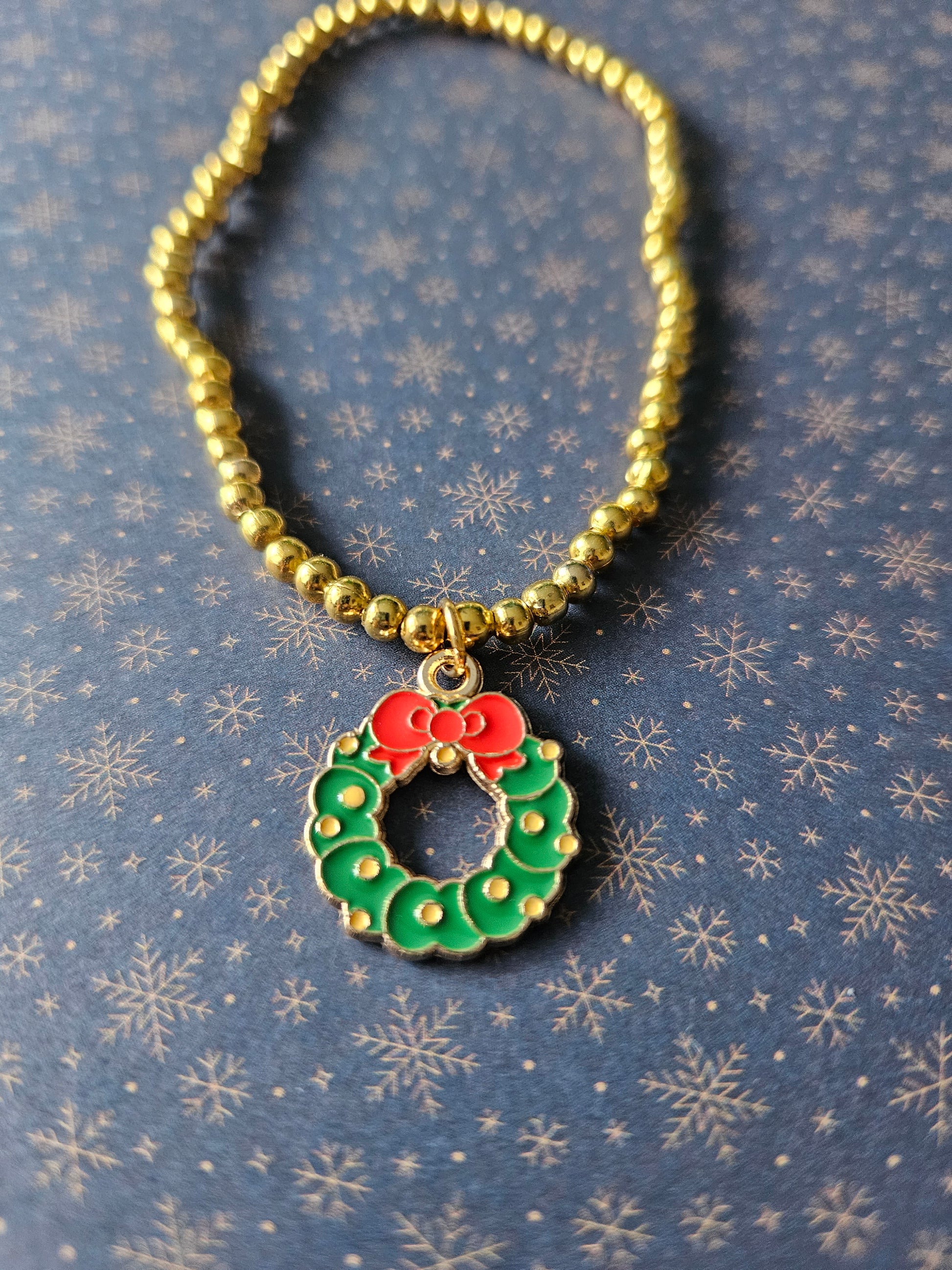Beaded Christmas Wreath Bracelet | Gold Tone Beads | Enamel Wreath Charm | Elasticated Festive Holiday Jewellery
