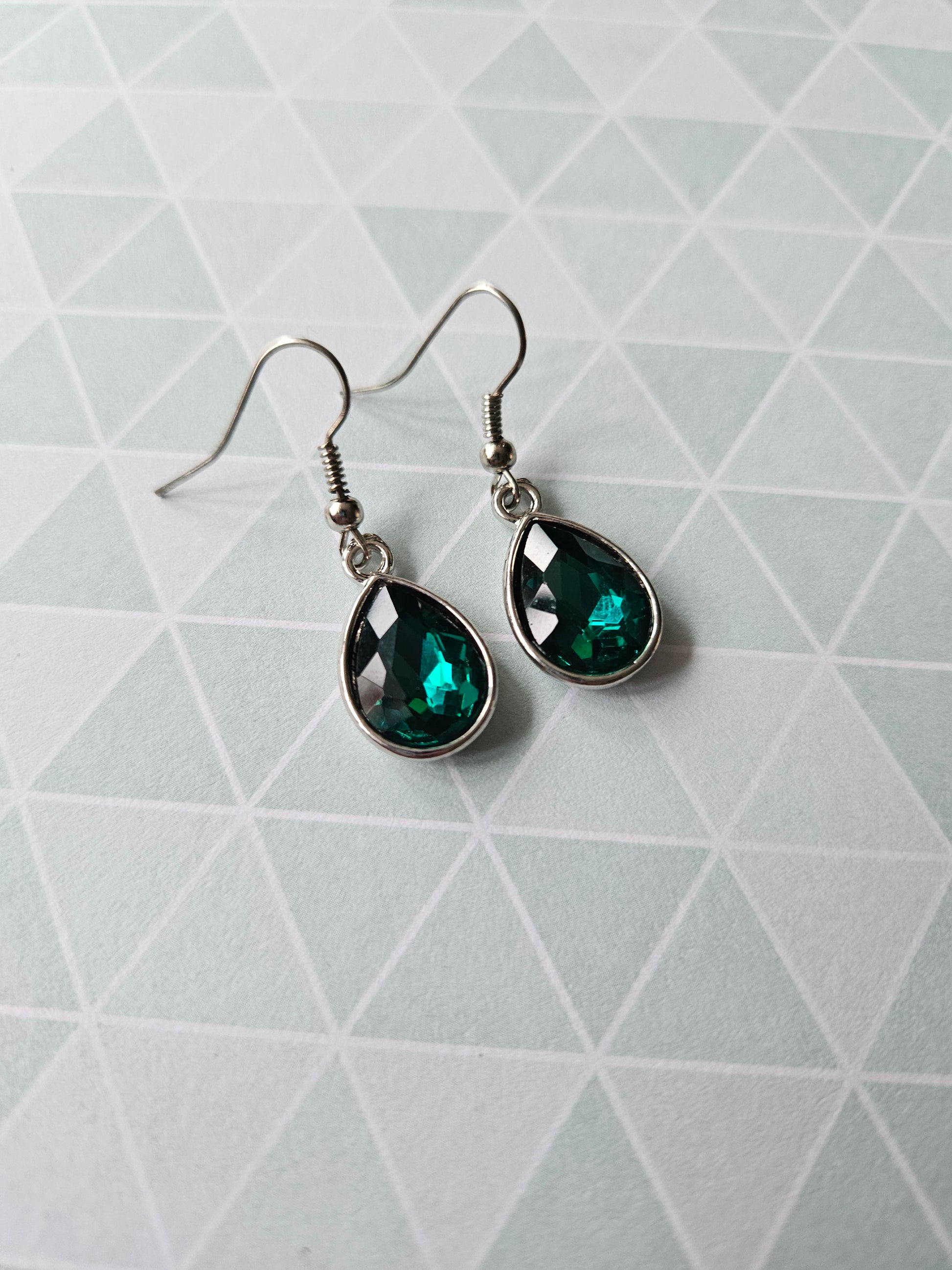 glass drop earrings - emerald green 