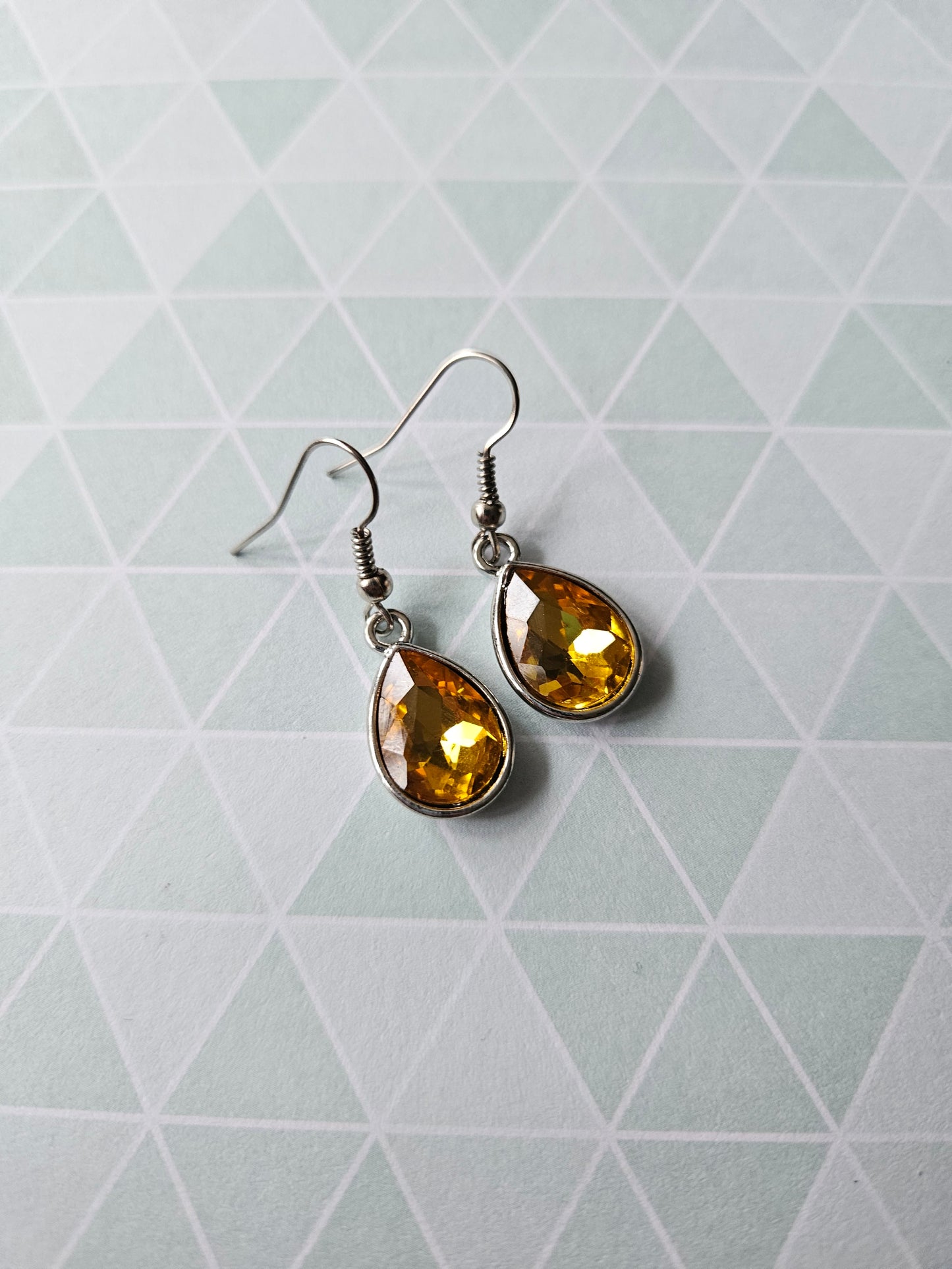 glass drop earrings - golden 