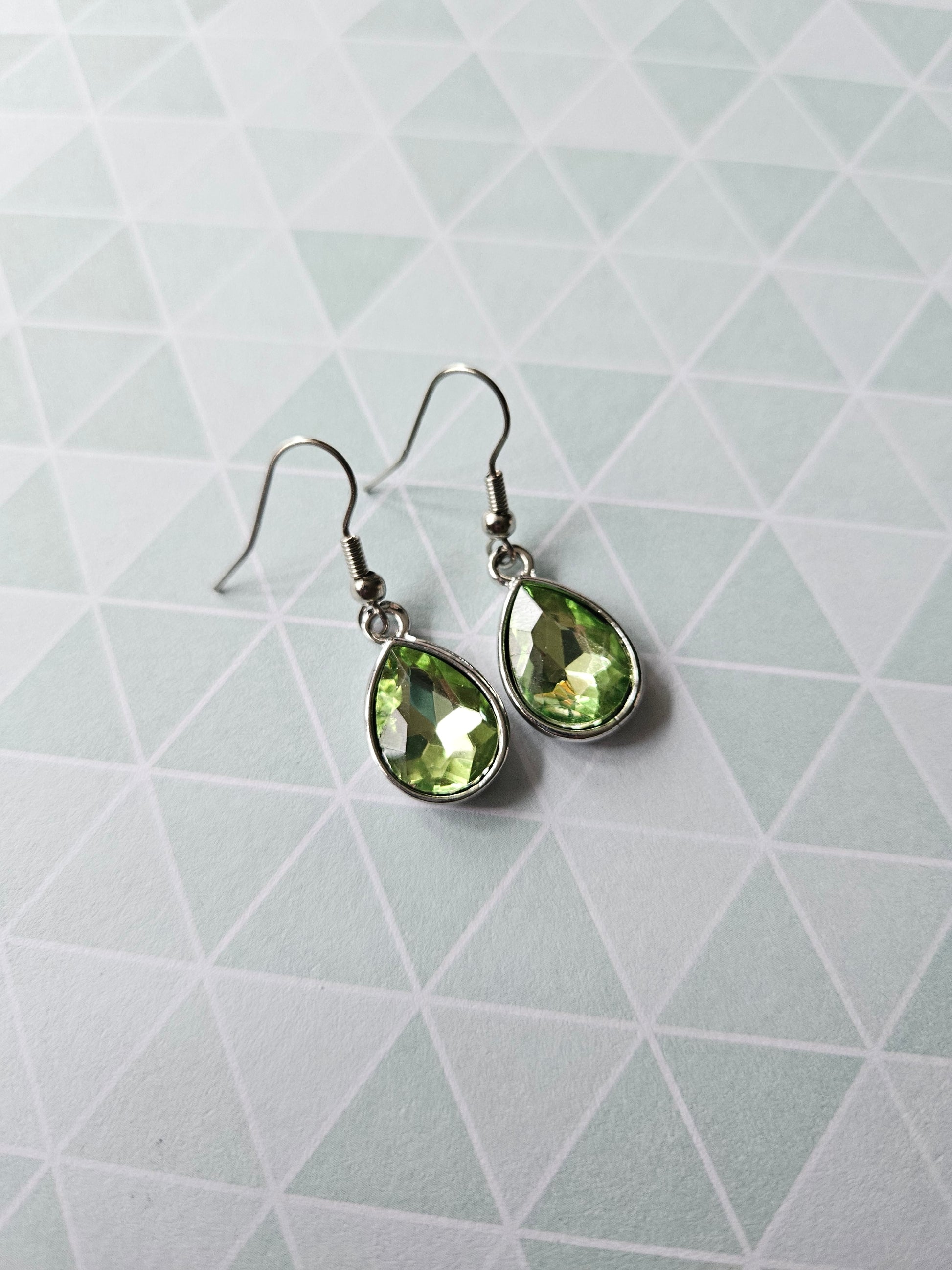 glass drop earrings - green 