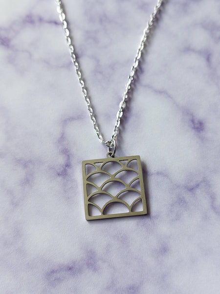 scalloped square necklace - silver 