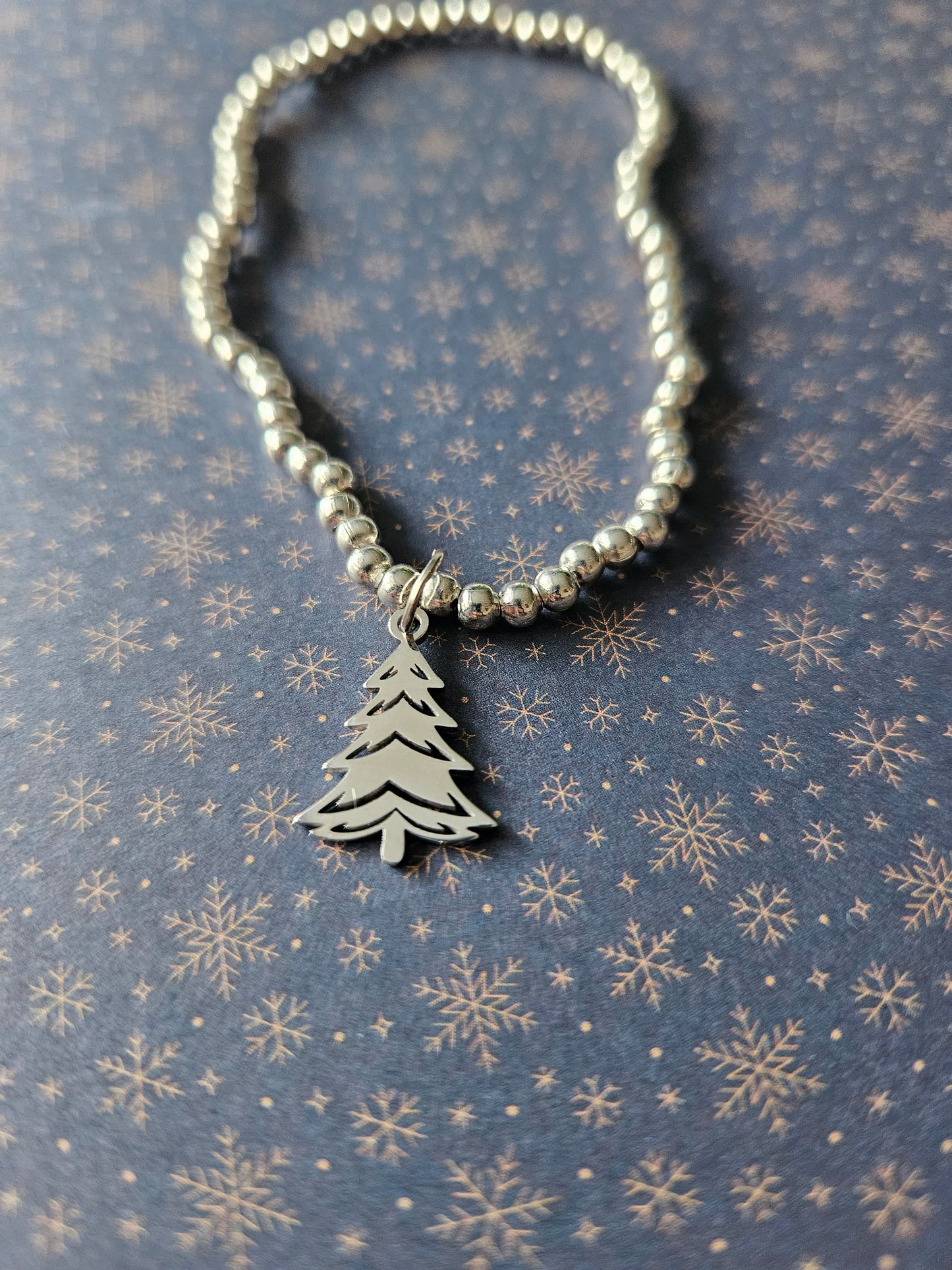 Beaded Christmas Tree Bracelet | Gold or Silver Tone | Stainless Steel Charm | Elasticated Festive Holiday Jewellery
