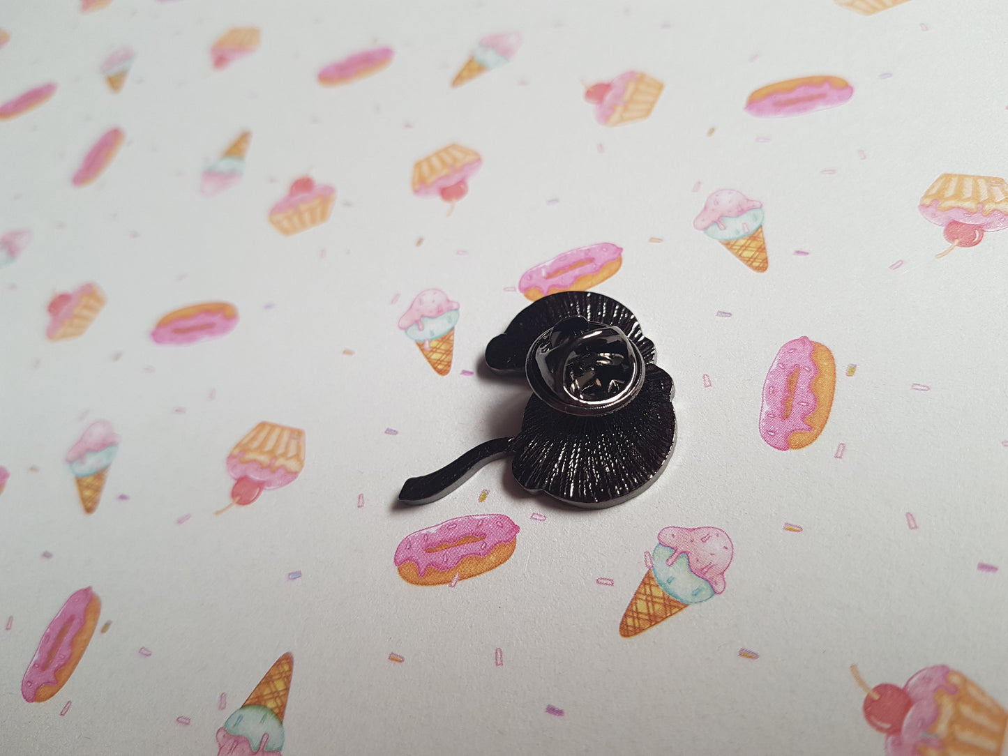 ename pin badge - bubblegum roll 