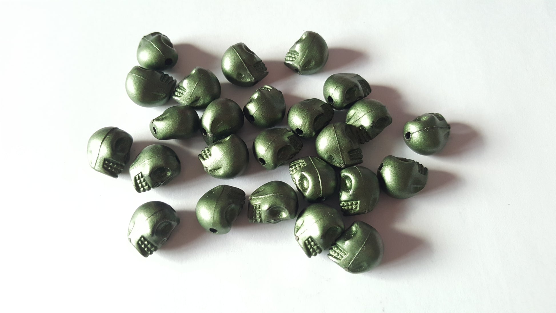 13mm metallic acrylic skull beads - green