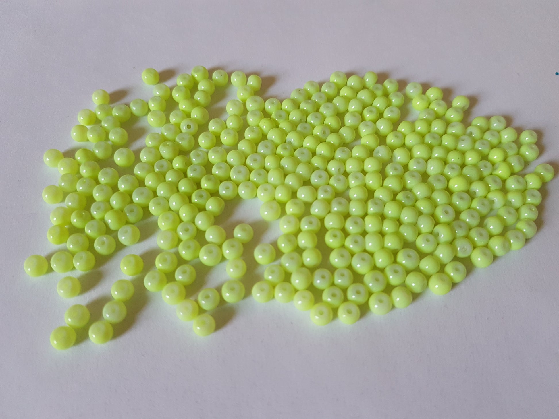 glass beads - yellow-green