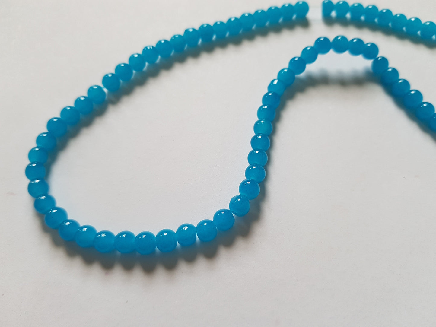 100 x Imitation Jade Glass Beads - Round - 4mm - Bright Blue