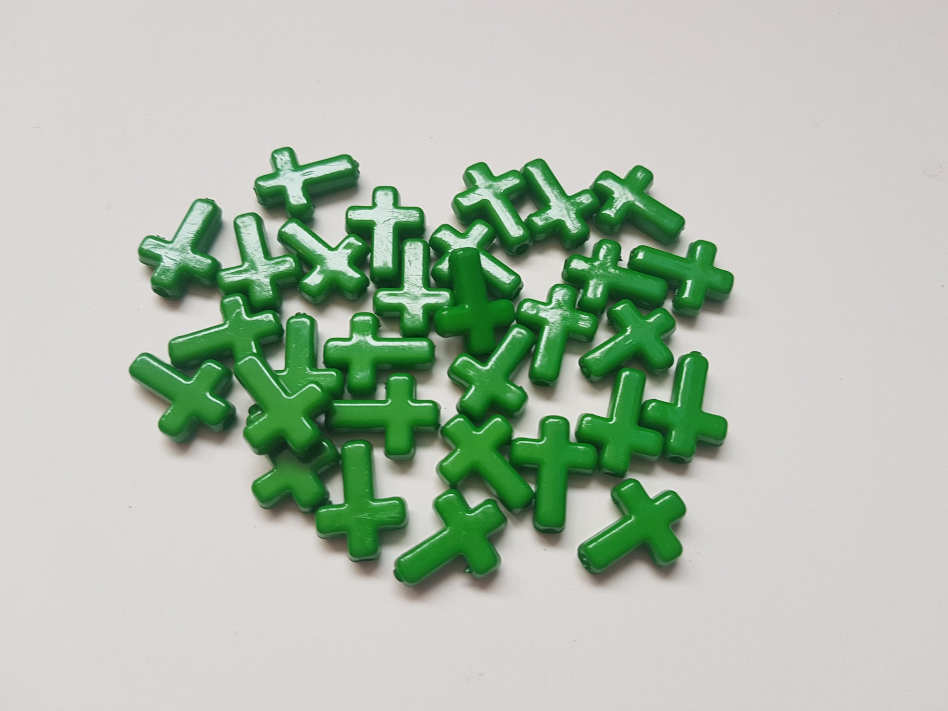 16mm acrylic cross beads - bright green