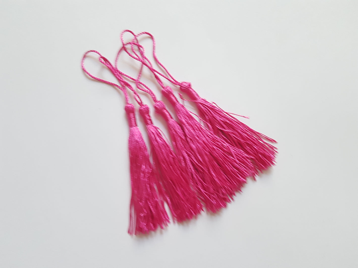 13.5cm tassels - bright pink 