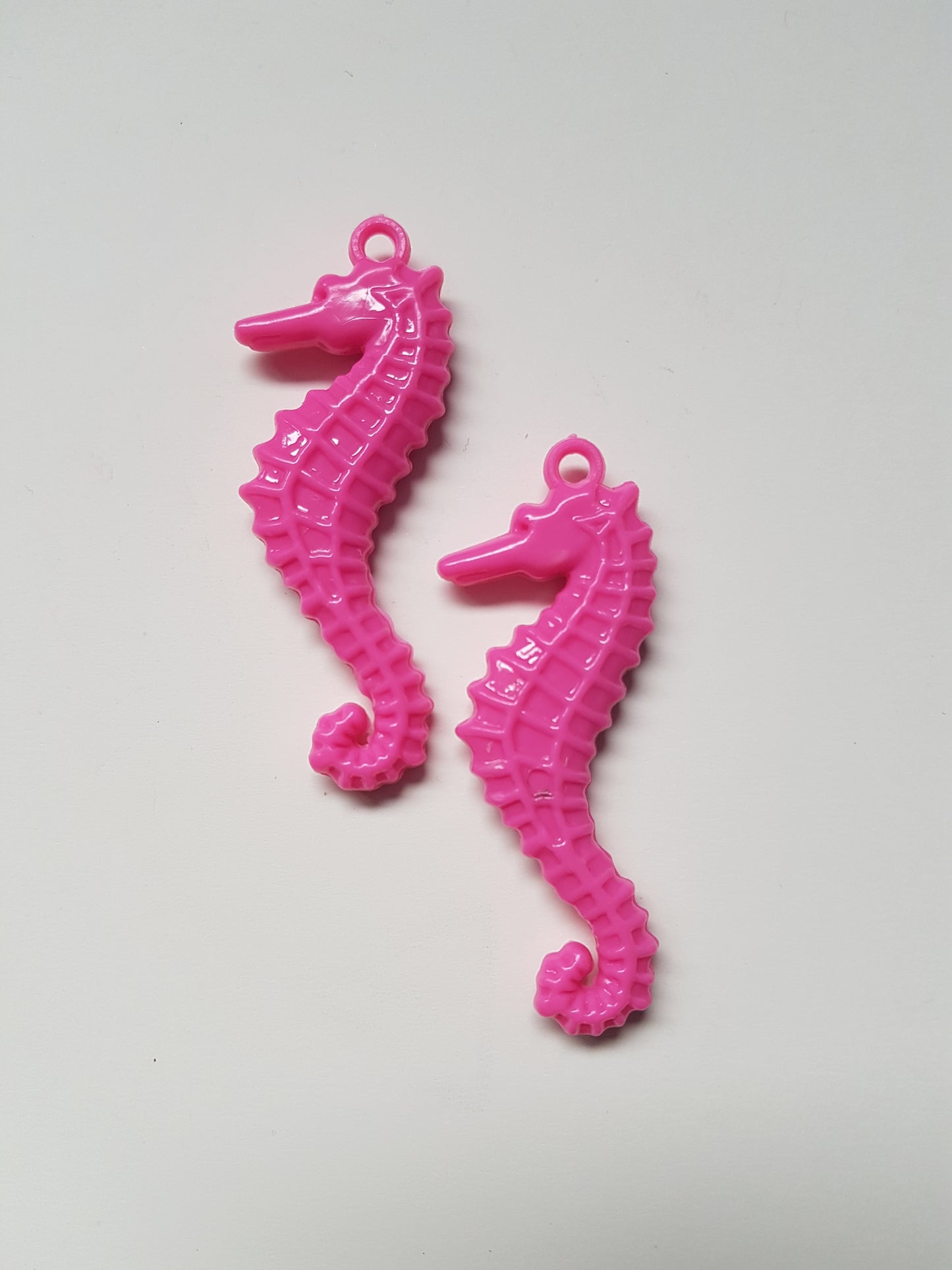 60mm acrylic seahorse pendants - bright pink 