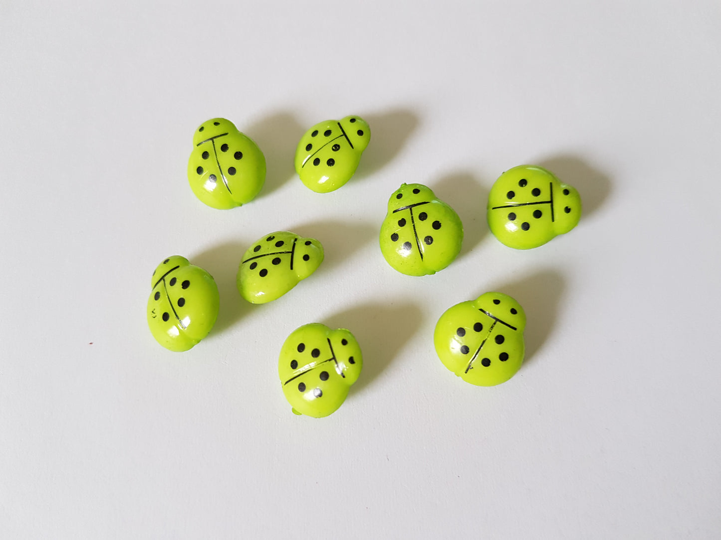 14mm acrylic ladybird buttons - green