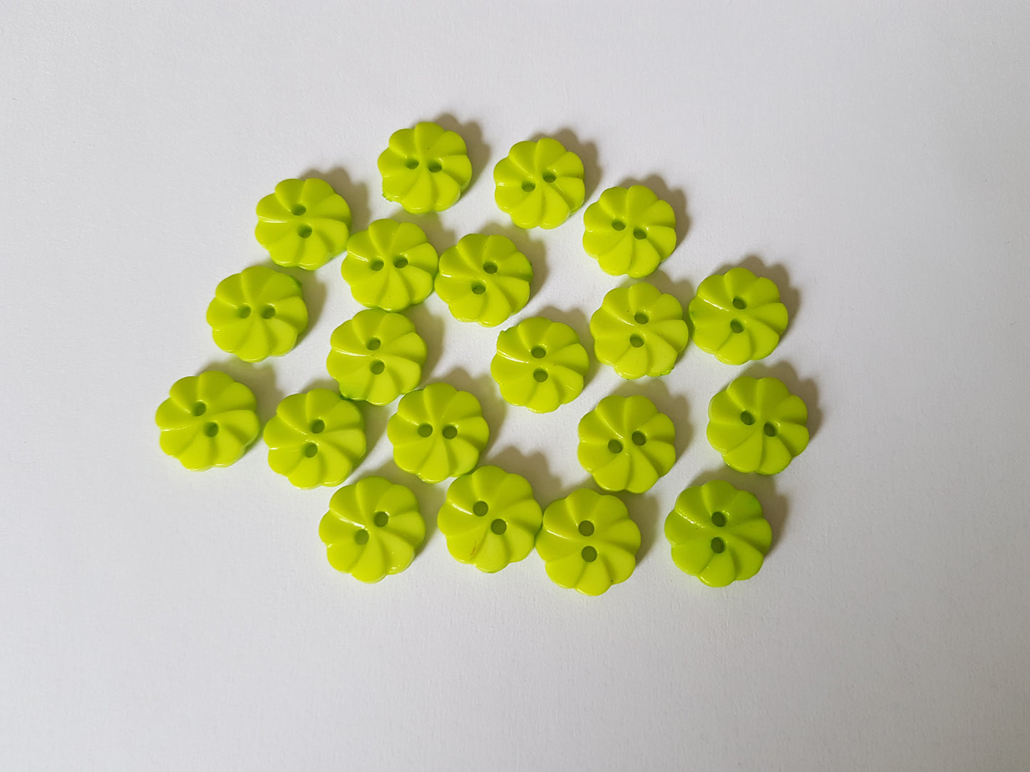 14mm acrylic flower buttons - green