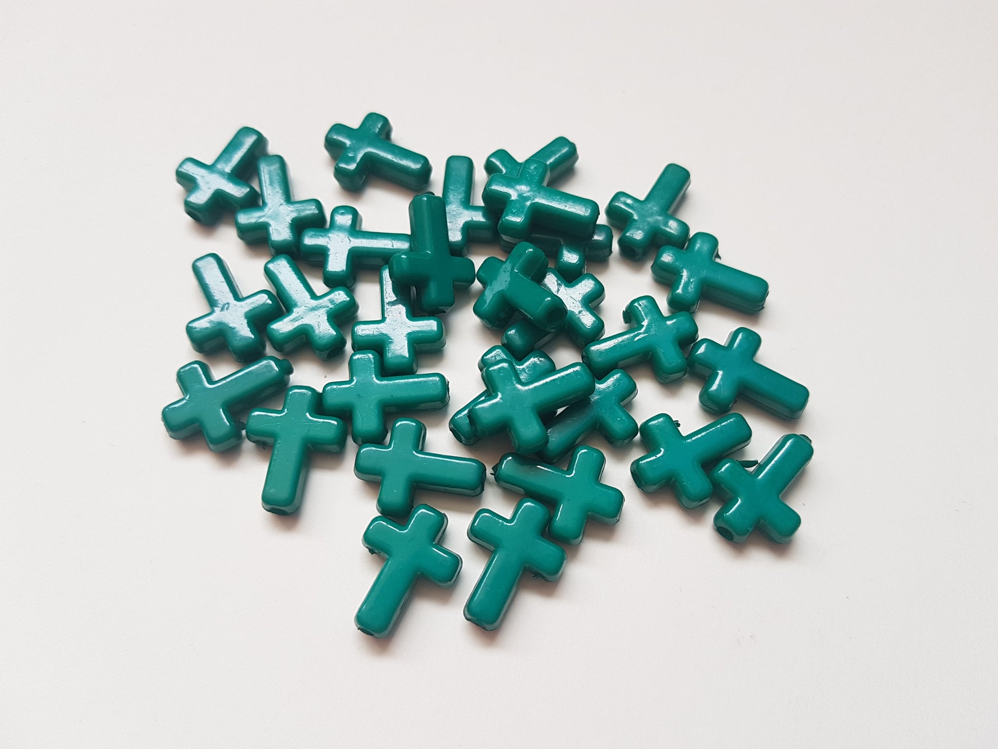 16mm acrylic cross beads - green