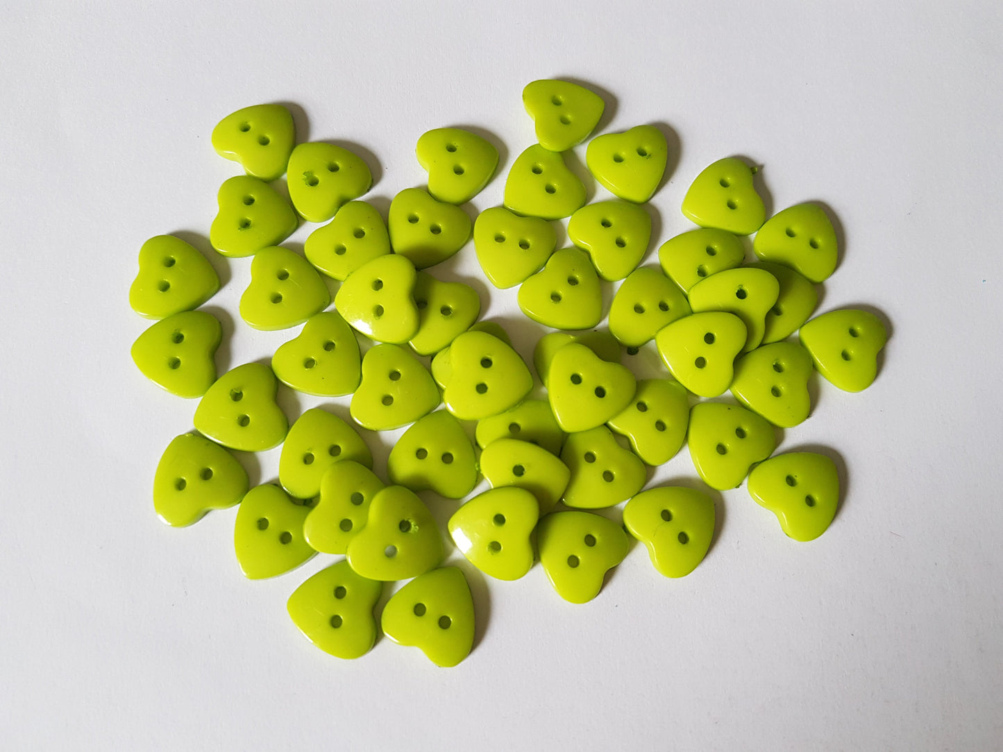 14mm acrylic heart buttons - green