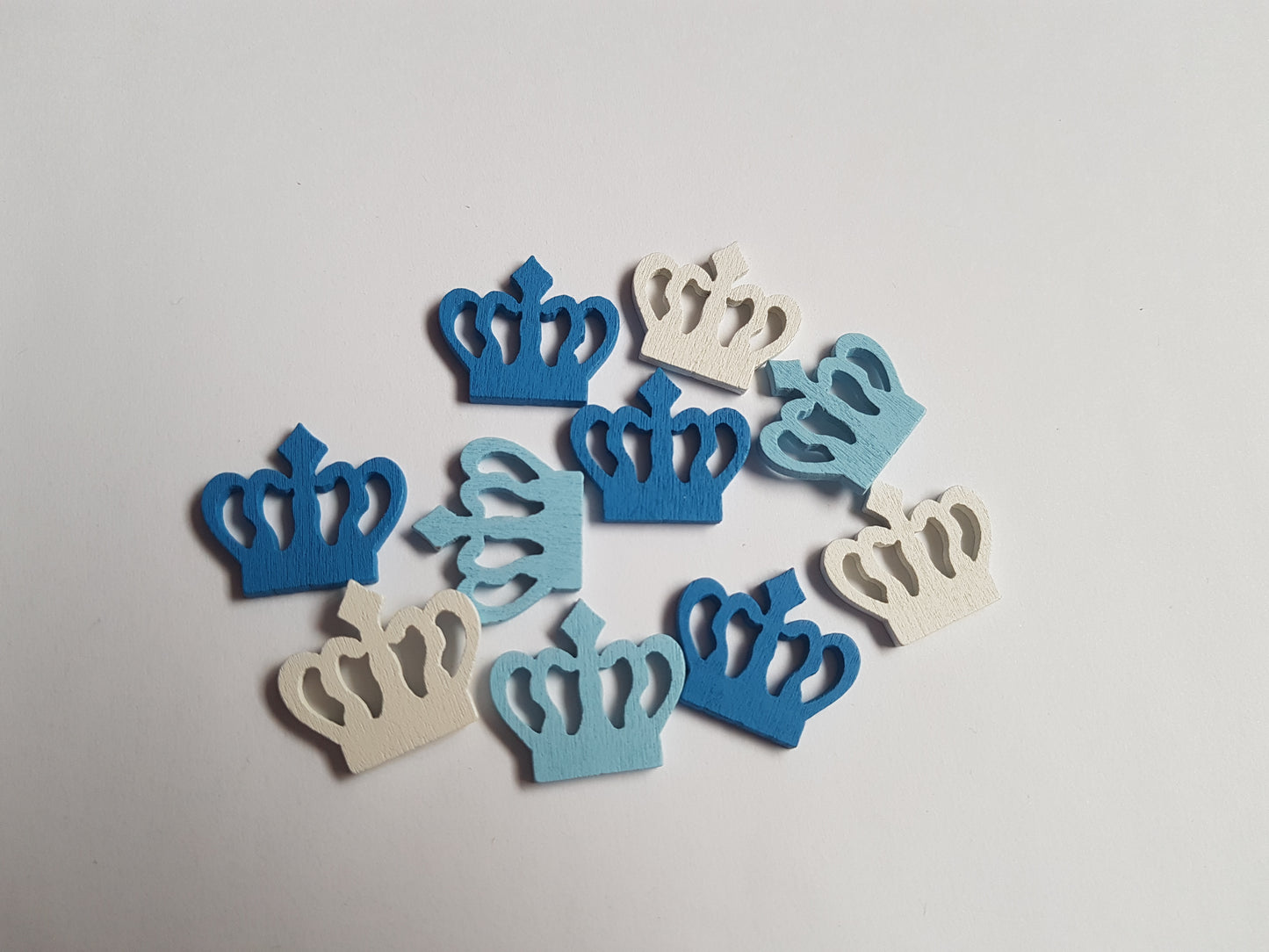 23mm wooden crown shapes - mixed colour