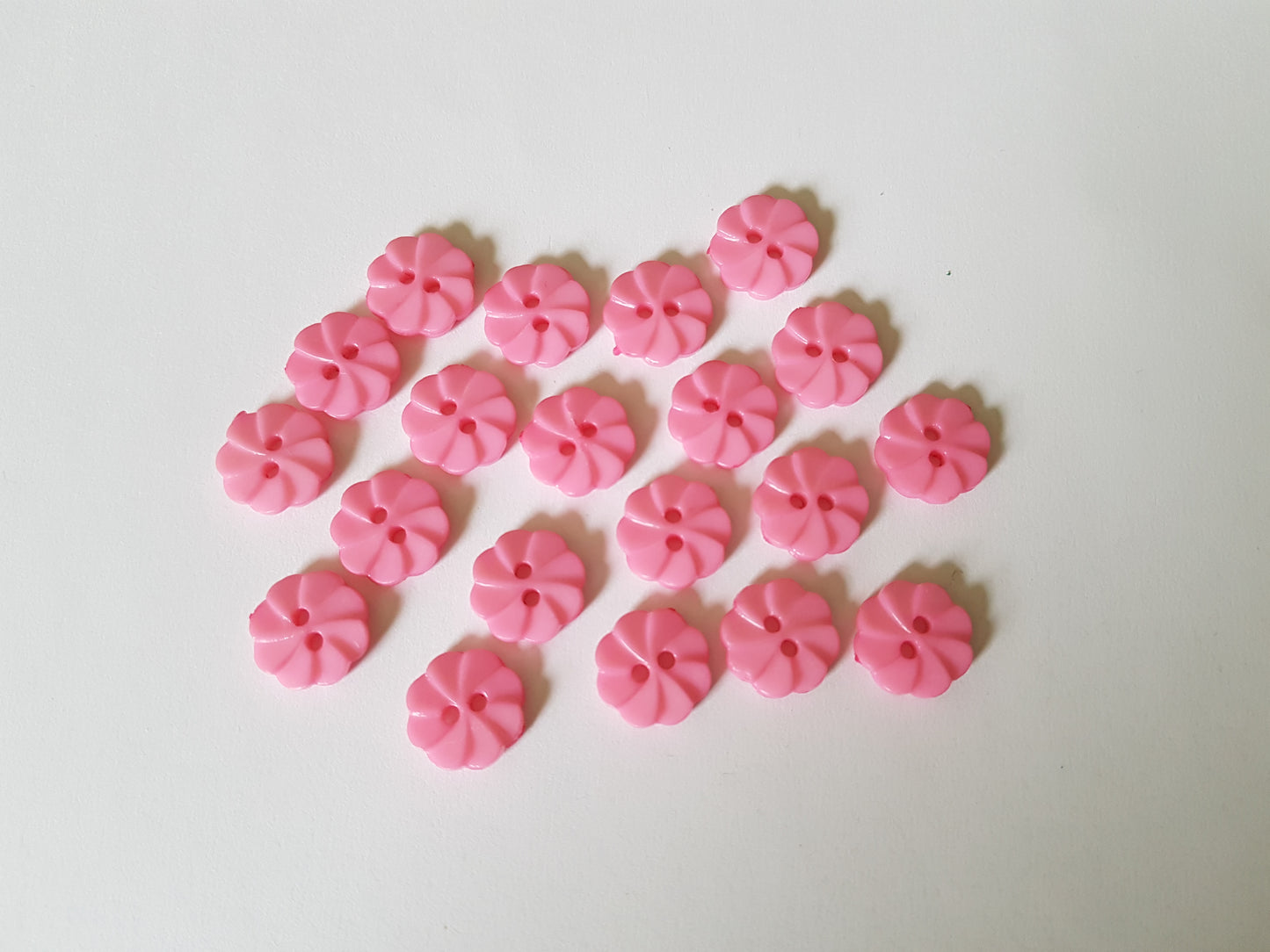 14mm acrylic flower buttons - pale pink