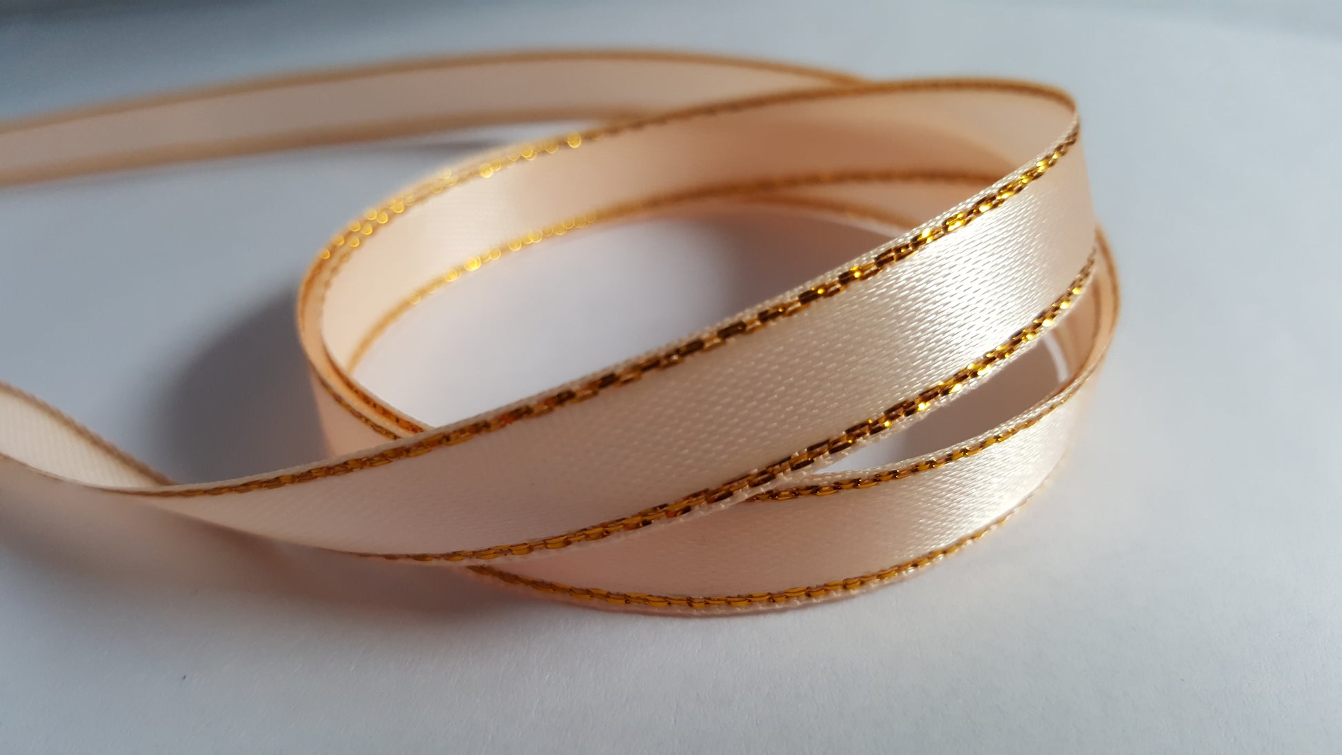 3m gold-edged satin ribbon - 10mm - peach