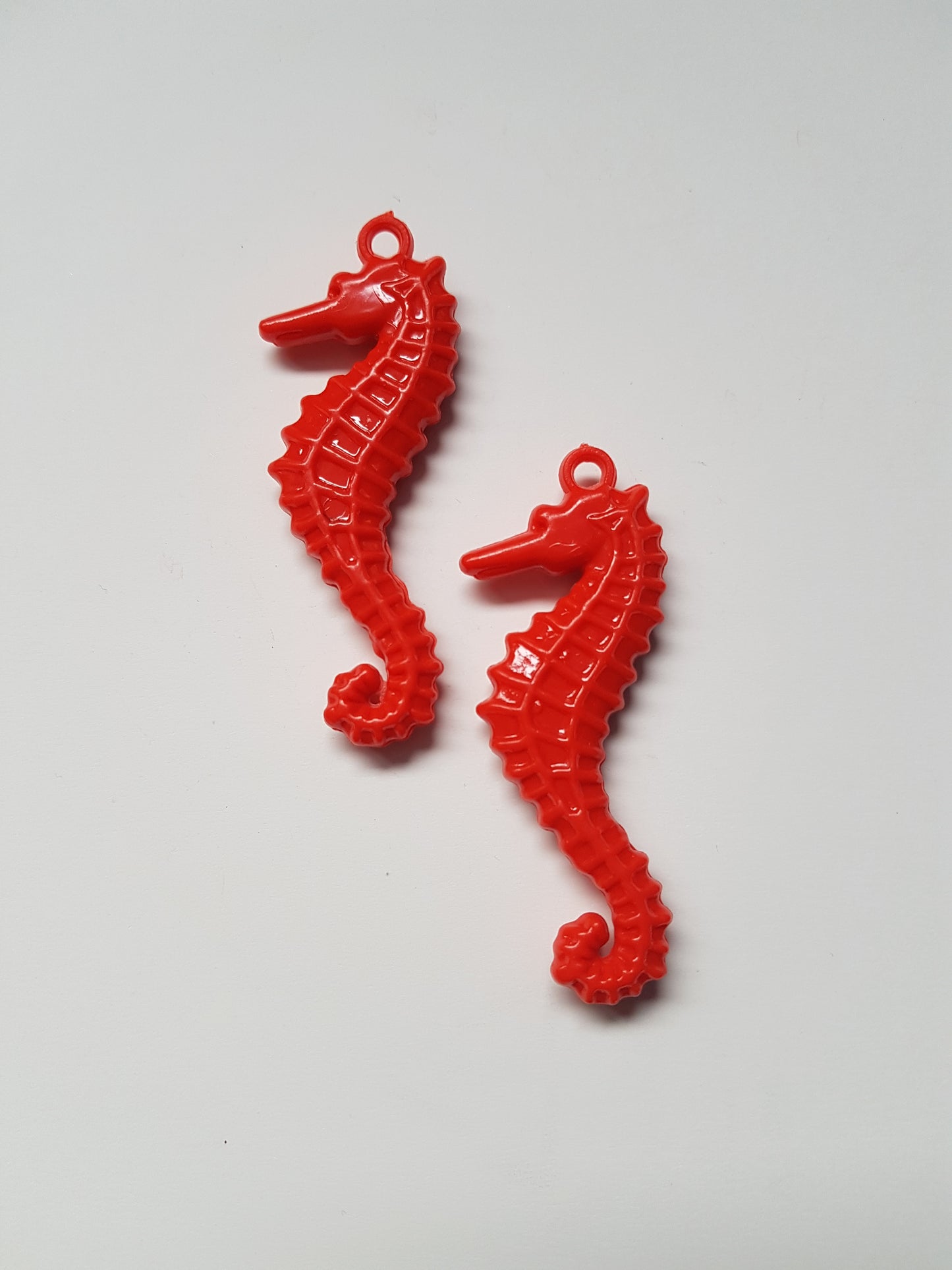 60mm acrylic seahorse pendants - red 