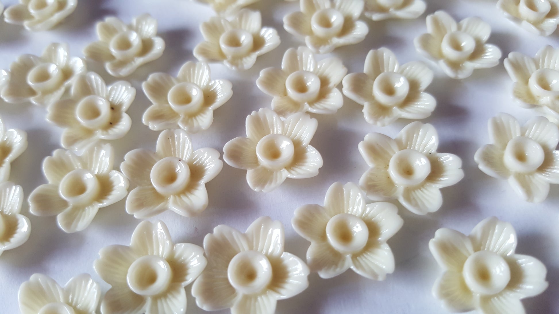 flower flatbacks - white