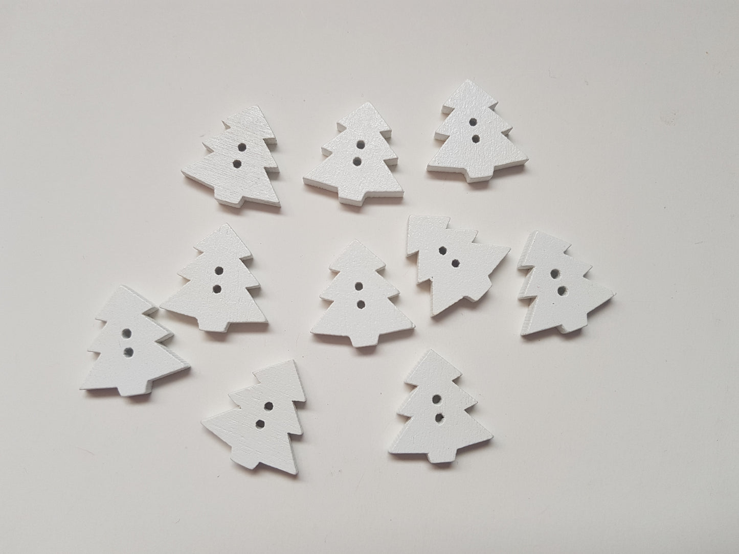 23mm wooden christmas tree buttons - white