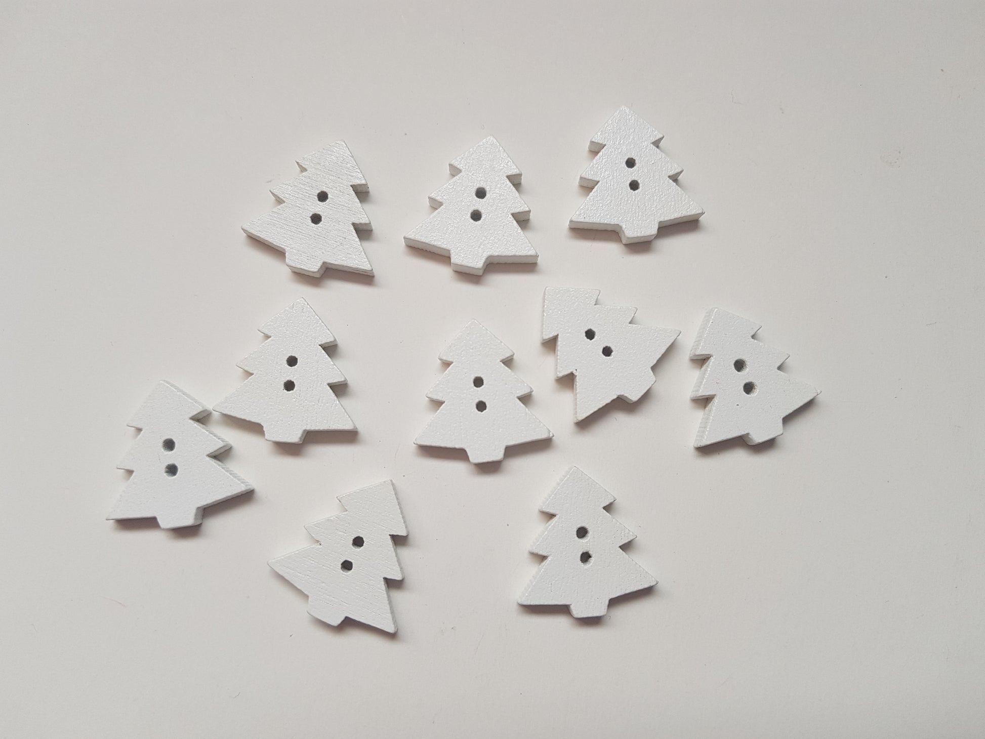 23mm wooden christmas tree buttons - white