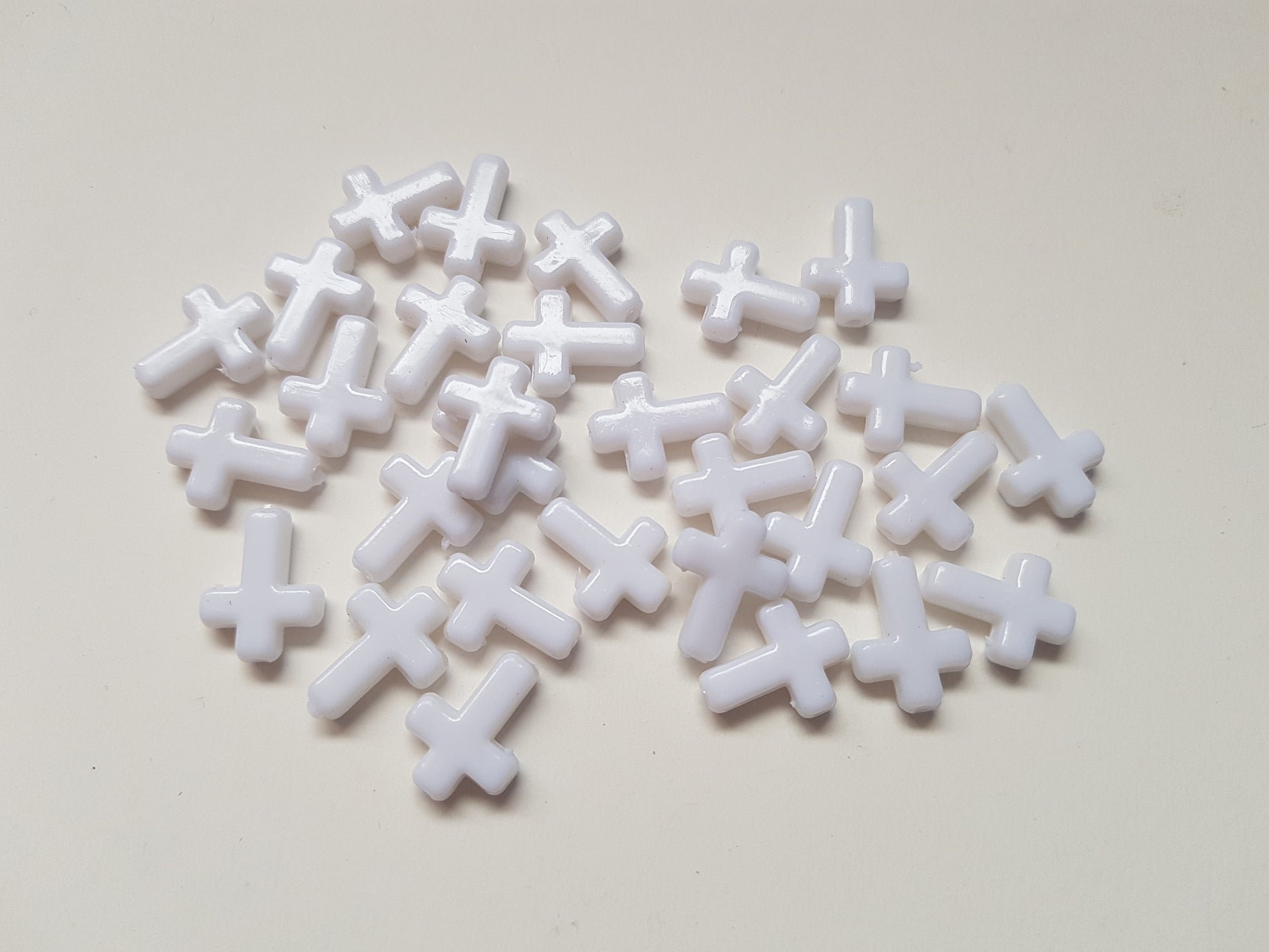 16mm acrylic cross beads - white