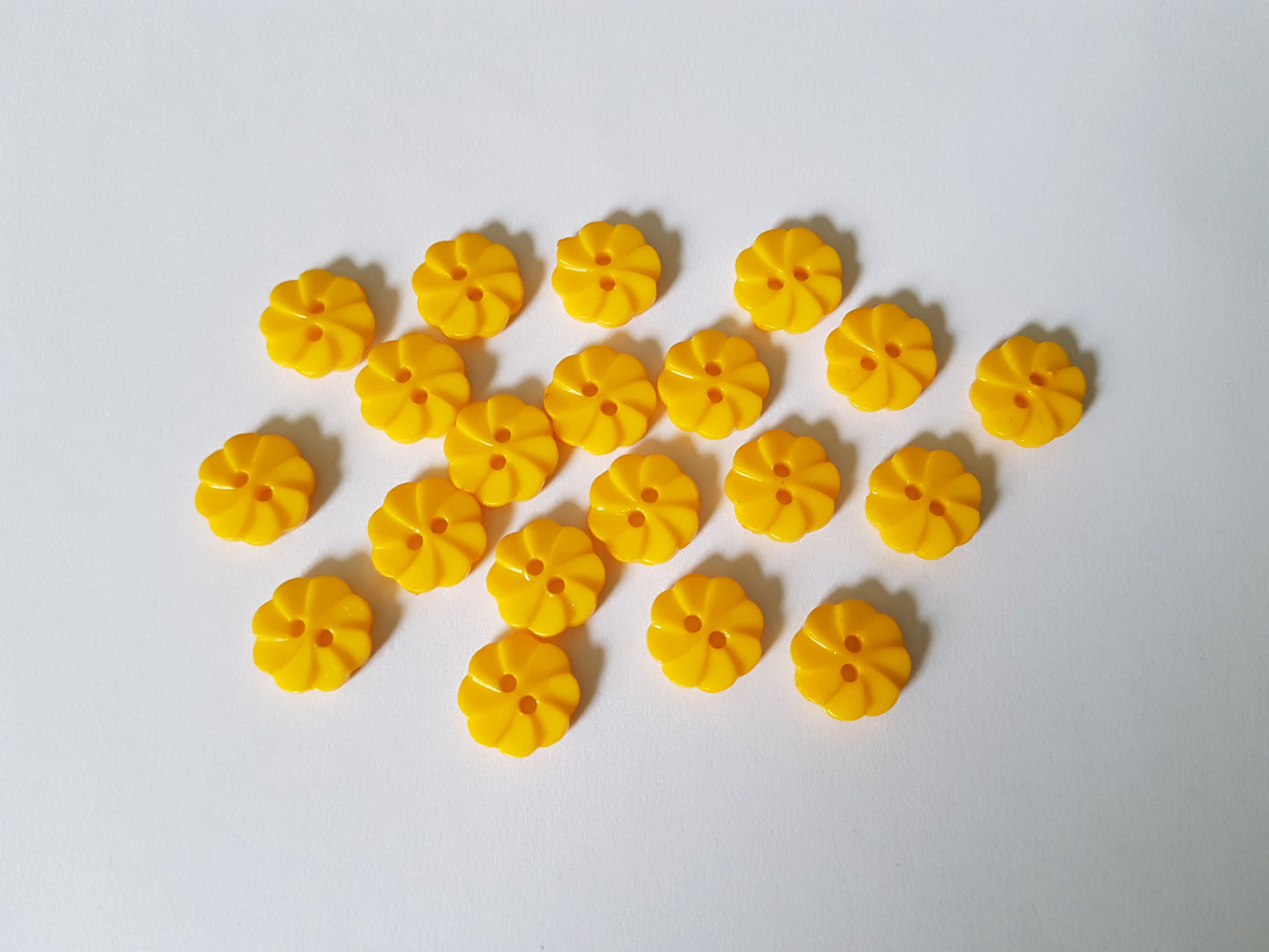 14mm acrylic flower buttons - yellow 