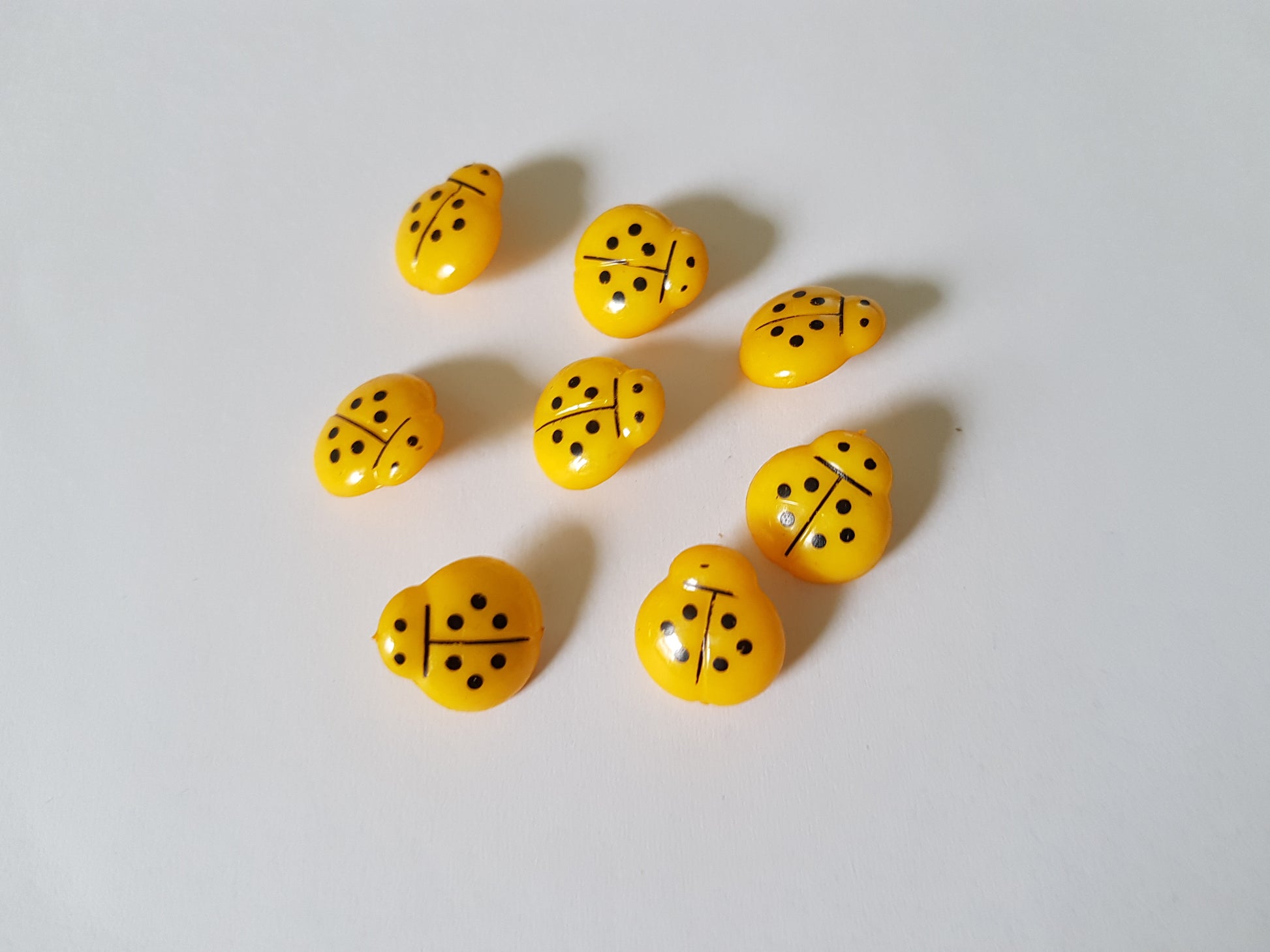 14mm acrylic ladybird buttons - yellow